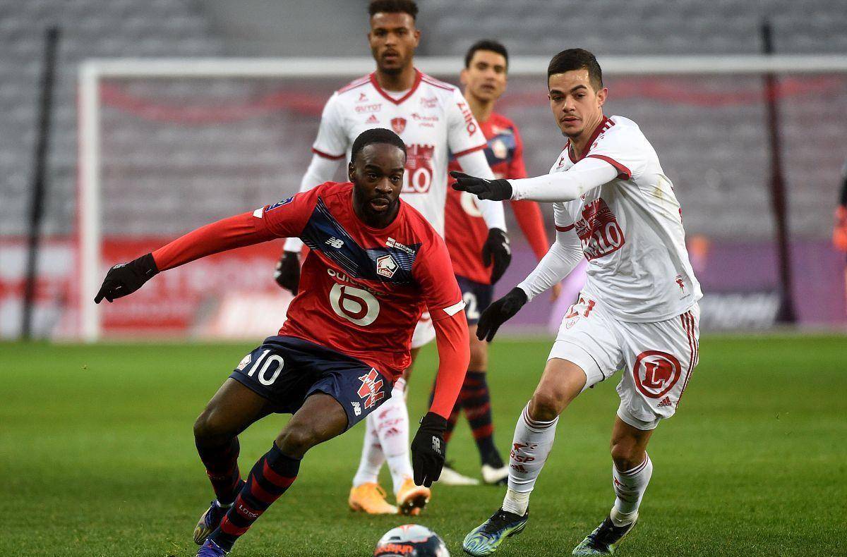 更强调对自 更强调对自